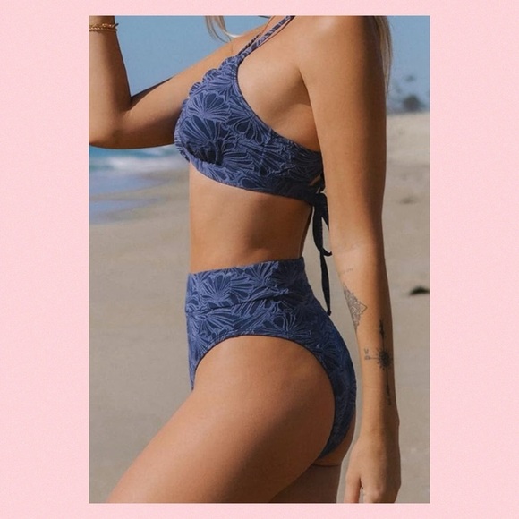 Blue texture two piece swimsuit. - Picture 5 of 6